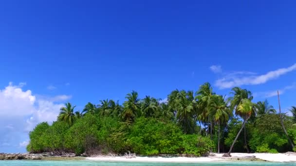 Romantico cielo di idilliaca baia vacanza al mare blu con sfondo di sabbia bianca vicino alle onde — Video Stock