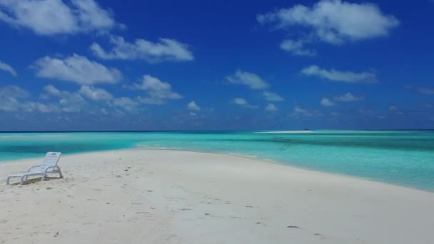 Gros plan texture de belle plage touristique voyage par mer bleue et fond sablonneux blanc près de la station — Video