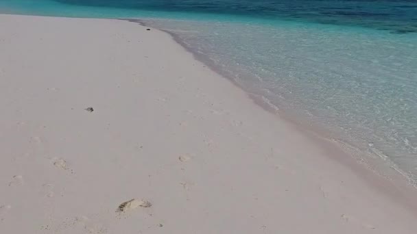 Nature ensoleillée de belles vacances à la plage au bord de la mer par l'eau bleue avec fond sablonneux blanc après le lever du soleil — Video