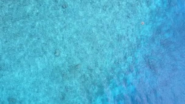 Copia spazio astratto di rilassante stile di vita spiaggia costa dal mare blu e sfondo di sabbia bianca vicino surf — Video Stock