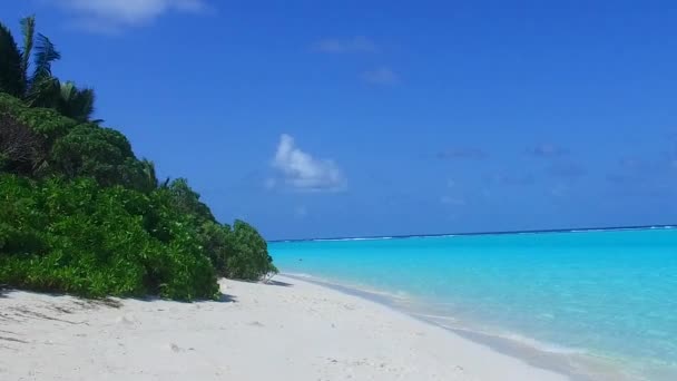 Słoneczny krajobraz luksusowej wyspy plaża podróż przez aqua błękitne morze i biały piasek tło po wschodzie słońca — Wideo stockowe