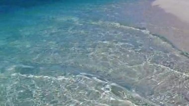 Günbatımından önce beyaz kumlu arka planda, berrak deniz kıyısındaki lüks göl hayatı turizmini kapatın.
