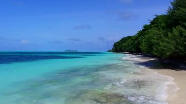 Mavi okyanus kıyısındaki tropikal lagün plaj manzarasını kapatın. Beyaz kumlu arka plan dalgalara yakın.