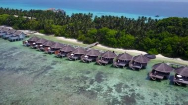 Gün doğumundan sonra beyaz kumlu arka planda mavi gölün kıyısında cennet deniz manzarası.