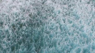 Şeffaf okyanus tarafından yapılan tropikal tatil beldesi plaj macerasının yaz turizmi, dalgaların yanında beyaz kumlu arka plan.