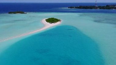 Mavi okyanus kıyısındaki lüks sahil saatinin havadan görünüşü ve parlak kum arka planı.