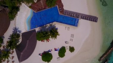 Yaz manzarası mükemmel ada plajı gezisi mavi deniz kıyısında tatil köyünün yakınındaki parlak kum arka planlı