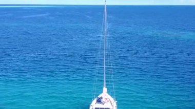 Sahildeki egzotik sahil turizmini kopyalayın. Su mavisi deniz kıyısında, kumsal kenarında beyaz kum arka planda.