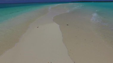 Sakin ada plaj macerasının güneşli dokusu sığ deniz ve resifin yakınındaki beyaz kumlu zemin.
