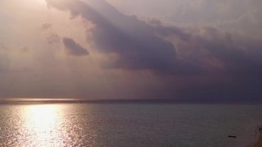 Su mavisi lagünün beyaz kumlu arka planına sahip mükemmel ada plaj macerasının insansız hava aracı soyutlaması.