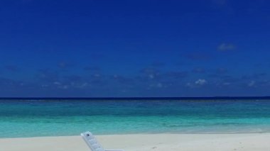 Uzayın doğasını kopyalayın. Gökyüzü manzaralı plaj macerası. Mavi deniz kenarında, palmiyelerin yanında beyaz kum arka planda.