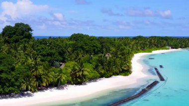 Gökyüzü bomboş, göl kenarındaki göl gezisi mavi okyanus ve tatil köyü yakınlarındaki beyaz kumlu arka plan