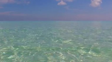 Mükemmel tatil beldesi sahil yolculuğunun gündüz doğası. Mavi deniz kıyısında, kumlu arka planda beyaz kumlu bir yer.