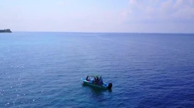 Mavi deniz kıyısındaki egzotik sahil seyahatinin ve dalgaların yanındaki beyaz kum arka planının yaz soyutlanması.