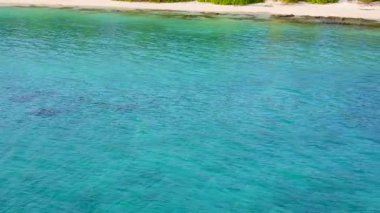 Deniz tatil köyü kumsal macerasının yaz gökyüzü mavi yeşil deniz ve kumsalın yanında beyaz kumlu arka plan