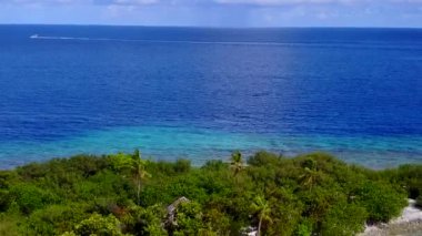 Cennet Körfezi sahil gezisinin yaz doğası. Su mavi gölü ve beyaz kumlu arka plan. Güneş ışığı.