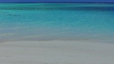 Lüks deniz manzarasının uzay manzarasını kopyalayın. Turkuaz deniz manzaralı, resifin yanında beyaz kum arka planlı.