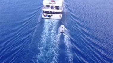 Gökyüzü insansız hava aracı mavi okyanus kıyısındaki cennet turistik plaj zamanı ve parlak kum arka planı.