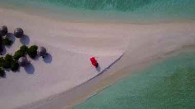 Deniz kıyısı deniz yolculuğunun hava aracı manzarası beyaz kumlu arka planda sığ deniz.