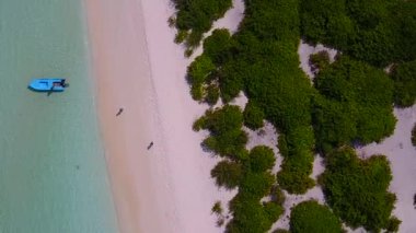 Mavi lagün ve kumsalın yakınındaki beyaz kum arka planının güneşli kıyı şeridi yolculuğu