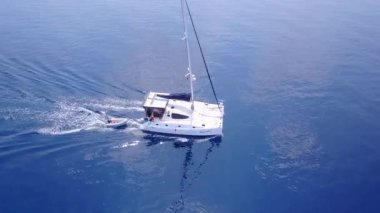 Deniz manzaralı geniş açılı deniz manzaralı deniz manzaralı zaman dilimi, dalgaların yanında beyaz kumlu bir arka plan.