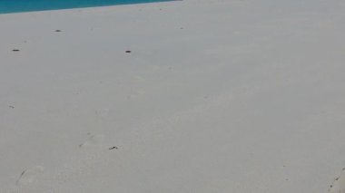 Mavi yeşil okyanus kıyısındaki deniz lagününün gündüz dokusu ve dalgalara yakın parlak kumlu arka plan