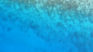 Akdeniz kıyısındaki egzotik sahil tatilinin ılık yolculuğu. Beyaz kumlu arka plan güneş ışığı altında.