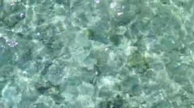 Mavi deniz kıyısındaki tropik tatil beldelerinin boş gökyüzü ve dalgaların yakınındaki temiz kumlu zemin