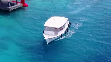 Açık okyanus kıyısındaki egzotik adanın boş gökyüzü ve dalgaların yakınındaki beyaz kum arka planı.