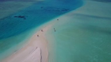 Gündüz soyut cennet sahili sahili sahili. Mavi göl ve beyaz kumlu arka plan. Gün batımından önce.