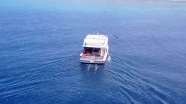 Güneş doğduktan sonra beyaz kum arka planına sahip turkuaz lagünün oradaki tropik körfez sahili yaşam tarzının gökyüzünü kapat