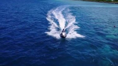 Mavi okyanus kıyısında sakin sahil tatili ve güneş doğduktan sonra beyaz kum arka planı boş turizmi.
