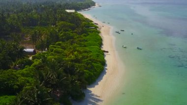 Gün batımından önce beyaz kum arka planına sahip sığ lagün kıyısında boş deniz lagünü manzarası.