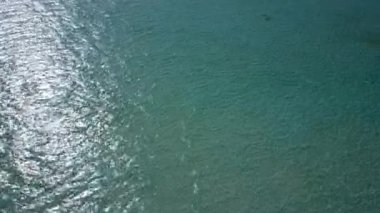 Güneşli gökyüzü, güneşli ada plaj gezisi berrak su ve tatil köyü yakınlarındaki kumlu arka plan.