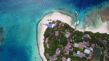 Güneş doğduktan sonra beyaz kum arka planlı, berrak okyanus kıyısında tropikal göl kıyısında boş bir yolculuk.