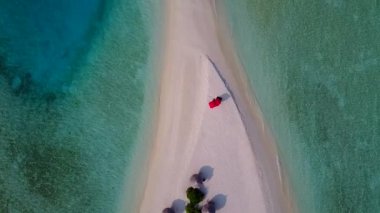 Lüks körfez sahil tatilinin yaz soyutlaması, temiz göl kenarında ve tatil köyünün yakınındaki beyaz kum arka planında.