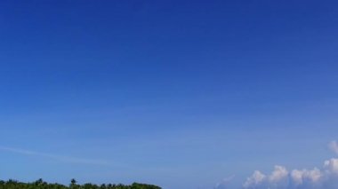 Deniz lagününün güneşli gökyüzü Turkuaz lagünün yanında kumsalın yanında beyaz kum arka planlı