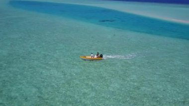 Cennet 'in geniş açılı dokusu turistik plaj yaban hayatı. Mavi yeşil deniz kenarında, kumsal kenarında beyaz kumlu arka planda.