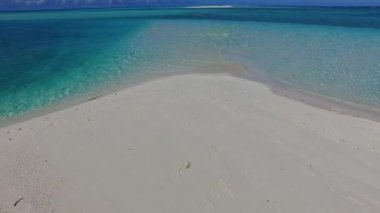 Turkuaz okyanus ve kumsalın yakınındaki beyaz kumların oluşturduğu lüks ada sahil yaşam tarzının gündüz dokusu