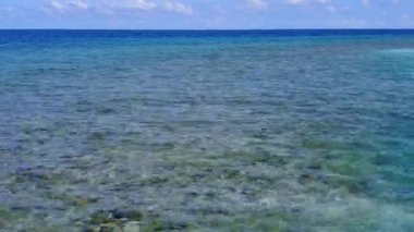 Uzay turizmini kopyalayın. Sığ okyanus kıyısındaki dinlendirici lagün plajı tatili ve güneş ışığında beyaz kumlu arka plan.