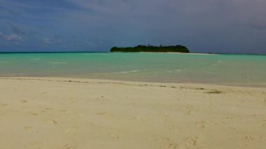 Deniz turisti plajı yaşam tarzının boş manzarası. Mavi göl, güneş doğduktan sonra temiz ve kumlu bir zemin.
