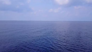 Mavi yeşil lagün ve parlak kum arka planının deniz kıyısı sahili manzarası.