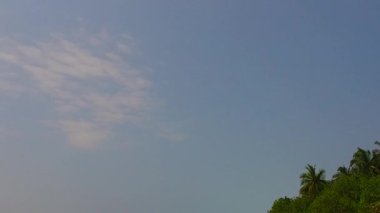 Deniz manzaralı deniz manzaralı deniz insansız hava aracı tatili. Su mavisi lagün ve parlak kum arka planlı.