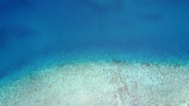 Temiz göl ve beyaz kumlu arka planda mükemmel sahil gezisinin insansız hava yolculuğu