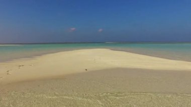 Tropikal sahil sahilinin doğasını kopyalayın. Resif yakınlarında beyaz kum arka planlı mavi yeşil deniz kıyısından ayrılın.