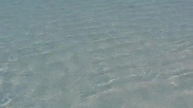 Mavi okyanus kıyısındaki lüks tatil beldesi turizmi ve güneş doğduktan sonra parlak kum arka planı