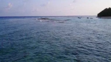 Gün batımından önce beyaz kum arka planlı mavi gölün kıyısında güzel bir sahil tatili.