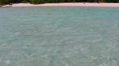 Mavi deniz kıyısındaki tropikal sahil tatilinin romantik dokusu dalgalara yakın kumlu bir zemin.