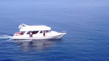 Mavi göl kıyısındaki egzotik tatil köyü yaban hayatının deniz manzarasını ve sörf yapmaya yakın beyaz kumlu arka planı kapatın.