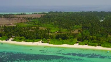 Mavi yeşil deniz kıyısındaki egzotik lagünün ılık manzarası tatil köyü yakınlarında beyaz kumlu arka plan